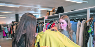 Beliebig Kleidung Probe-tragen kann man dank der Kleiderei. Bild: IMAGO/Cavan Images