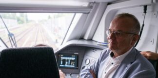 Detlef Tabbert schimpft über die Bahn mit Blick auf den Streckenausbau in Richtung Stettin.
