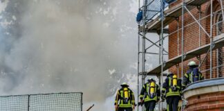 Die Feuerwehr war mit rund 100 Kräften auf dem Friedhof im Einsatz. (Archivbild)
