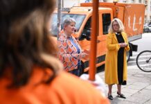 Ute Bonde (CDU, links) und Stephanie Otto, Vorstandsvorsitzende der Berliner Stadtreinigung (BSR). Die BSR hat im Jahr 2024 berlinweit rund 54.000 Kubikmeter illegale Ablagerungen beseitigt.