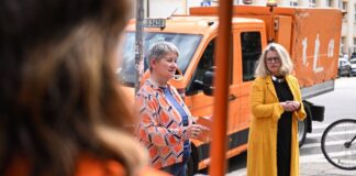 Ute Bonde (CDU, links) und Stephanie Otto, Vorstandsvorsitzende der Berliner Stadtreinigung (BSR). Die BSR hat im Jahr 2024 berlinweit rund 54.000 Kubikmeter illegale Ablagerungen beseitigt.