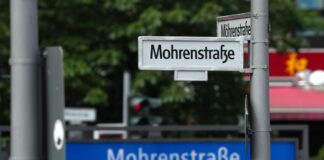 Die neuen Straßenschilder mit dem Namen «Anton-Wilhelm-Arnol-Straße» werden am 22. August montiert. (Archivbild)