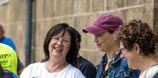 Sprembergs Bürgermeisterin Christine Herntier (parteilos) geht mit anderen Bürgern gegen eine Versammlung der rechtsextremistischen Kleinpartei Der Dritte Weg auf die Straße. (Archivbild) 