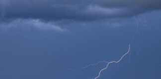 In diesem Sommer sind bislang weniger Blitze bei Gewittern erfasst worden. (Archivbild)