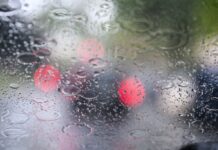 Auch am Wochenende sollte der Regenschirm dabei sein, wenn man das Haus verlässt. (Archivbild)