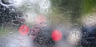 Auch am Wochenende sollte der Regenschirm dabei sein, wenn man das Haus verlässt. (Archivbild)