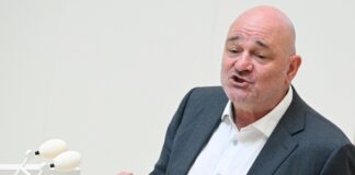 Brandenburgs Finanzminister Robert Crumbach (BSW) äußert sich zur Debatte über das Vorgehen Israels im Gaza-Krieg. (Archivbild)
