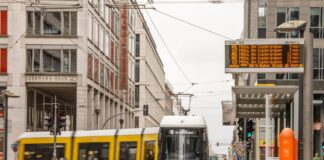 Beim Abbiegen fährt ein älterer Mann gegen eine Berliner Straßenbahn. (Symbolbild)