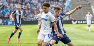 Viele Zweikämpfe im Mittelfeld bei Hertha gegen Karlsruhe. 