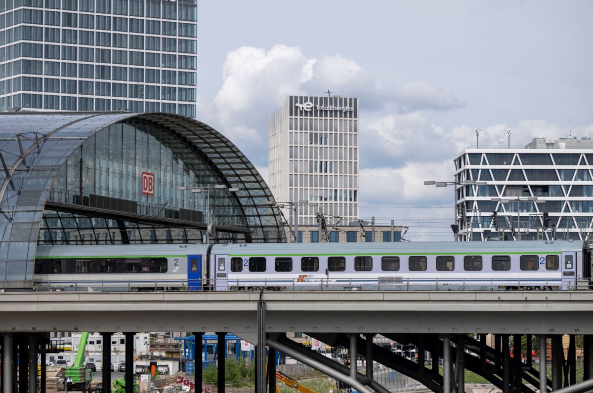Berlin Hauptbahnhof Die Nachfrage nach Reiseverbindungen zwischen Deutschland und Polen ist stark gestiegen. (Archivbild)