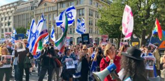Zahlreiche Menschen nehmen an einer proisraelischen Demonstration in Berlin-Mitte teil.