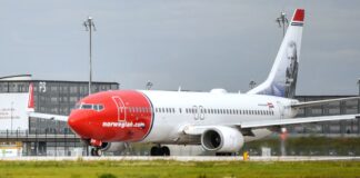 Ein Flugzeug am Flughafen BER: Eine Norwegian-Maschine musste nach dem Start wegen einer Triebwerksanzeige zurückkehren. (Symbolbild)