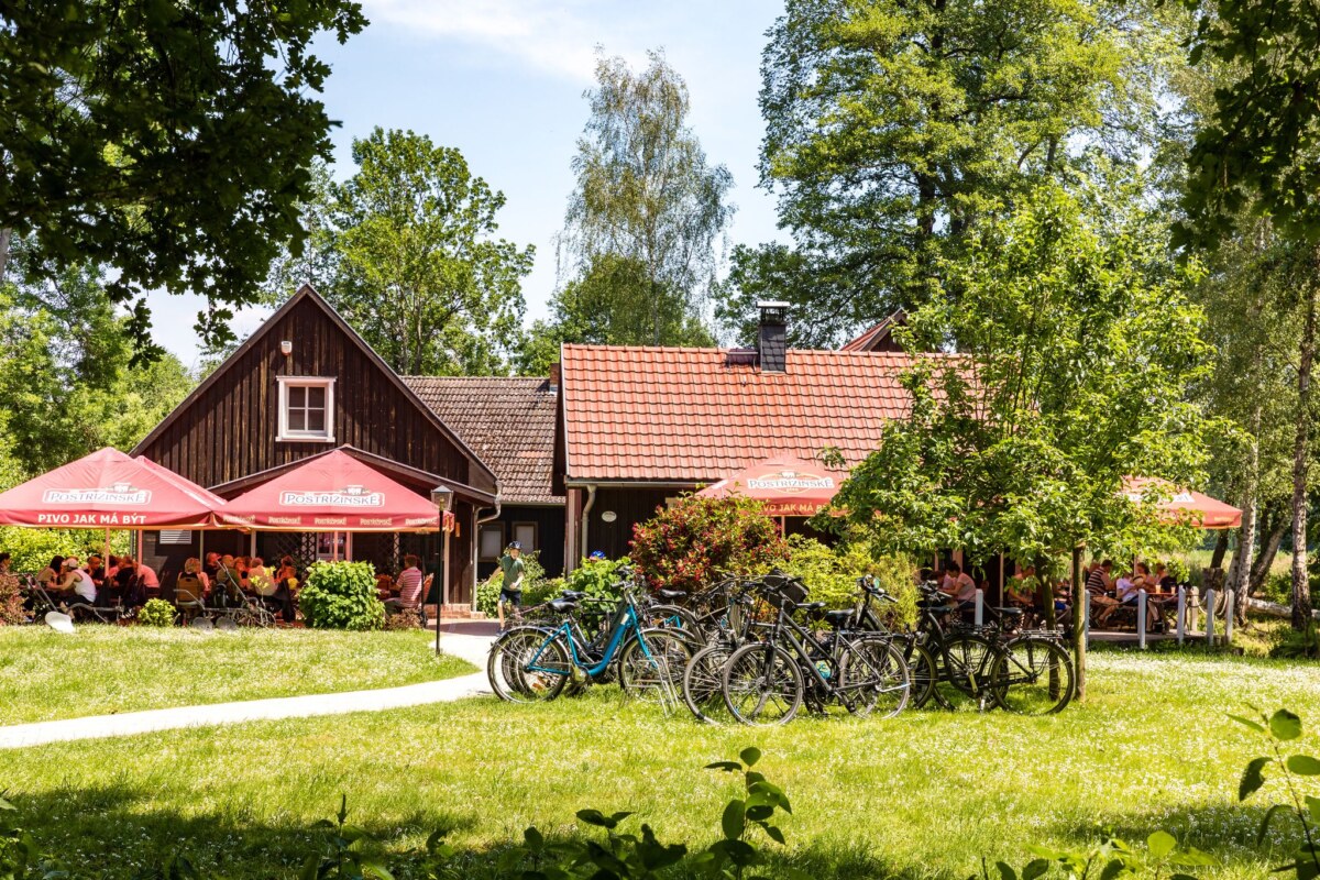 Gastronomie in Brandenburg Ein Landgasthof im Spreewald. Bei schönem Wetter gut besucht. Anderswo in Brandenburg sucht man einen solchen Ort vergeblich. (Archivfoto)