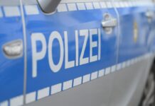 In Berlin geht die Polizei gegen eine Sitzblockade nach Ende einer Demonstration vor. (Symbolbild)