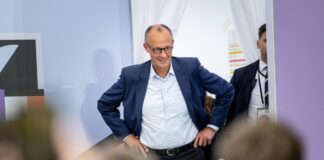 Bundeskanzler Friedrich Merz (CDU) nimmt am Tag der offenen Tür der neuen Bundesregierung teil.