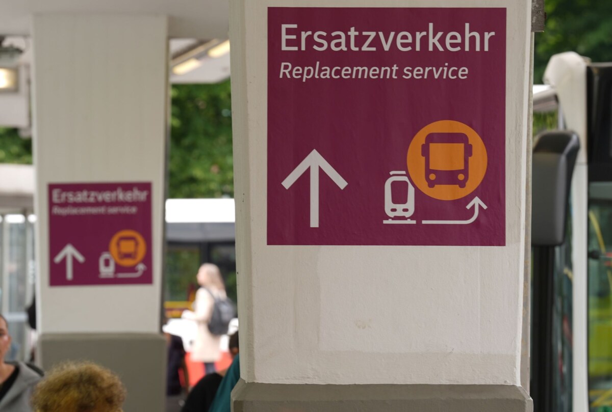 Bus-Umsteigepunkt in Hamburg wegen Generalsanierung Am Freitagmorgen ist der Ersatzverkehr auf der Strecke Hamburg-Berlin angelaufen. (Archivbild)