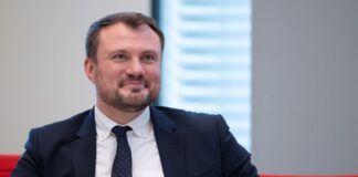 Wie kann der Weg hin zur CO2-Reduzierung für Unternehmen gelingen? Brandenburgs Wirtschaftsminister Daniel Keller (SPD) will mit Unternehmen bei einer Industriekonferenz im September beraten. (Archivbild) 
