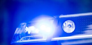 Sanitäter bringen den Jungen mit einem Rettungshubschrauber in ein Krankenhaus. (Symbolbild)
