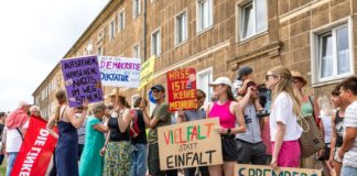 Bei der Gegendemo sind Plakate im Einsatz, auf denen steht etwa «Spremberg ist bunt» oder auch «Vielfalt statt Einfalt».