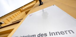 Das Brandenburger Innenministerium äußert sich zu der Förderung der AfD-nahen Erasmus-Stiftung. (Archivbild)