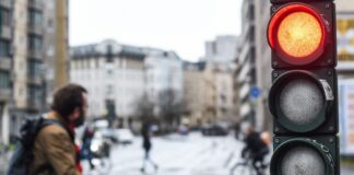 Zeigt die nächste Ampel noch Grün oder doch schon Rot? Eine neue Technik soll Radfahrern in Berlin an einigen Stellen bei der Einschätzung helfen. (Archivbild)