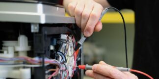 In Berlin steht der städtische Zuschuss zur Reparatur von Elektrogeräten vor dem Aus. (Illustration)