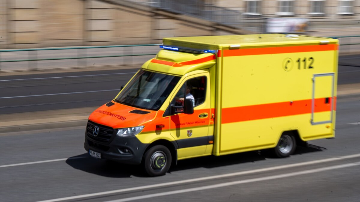 Rettungswagen Ein Lkw-Fahrer ist nach einem Unfall auf der B166 verstorben - die Ursache ist unklar. (Symbolbild)