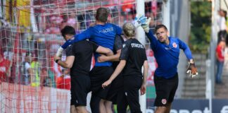 Elias Bethke 8l.) wird vom Platz abtransportiert.
