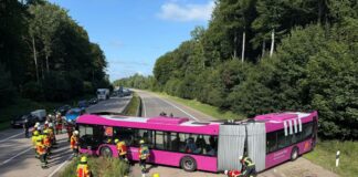 Der Bus war im Ersatzverkehr für die gesperrte Bahnstrecke zwischen Hamburg und Berlin unterwegs.