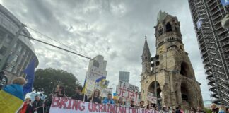 Menschen nehmen an der Demonstration unter dem Motto «Zukunft braucht Erinnerung» teil.
