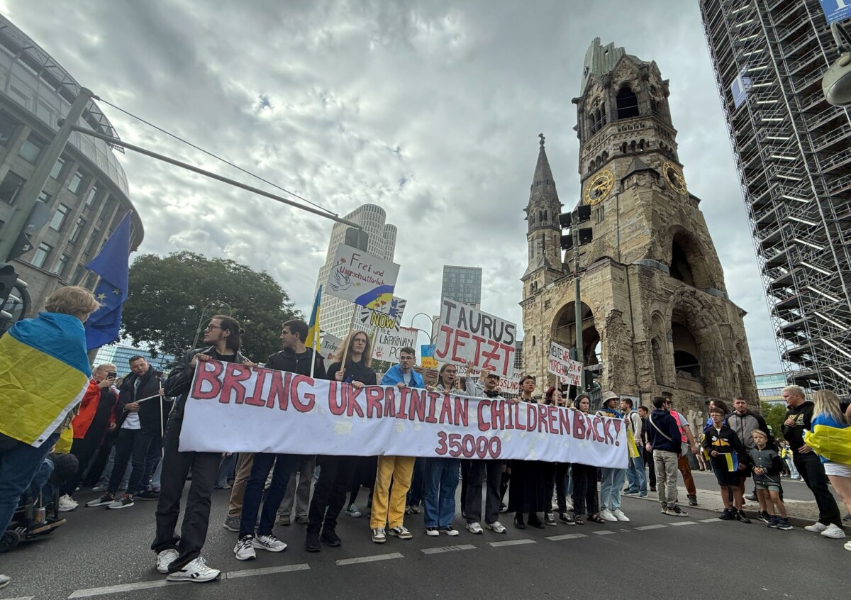 Demonstration zum 34. Unabhängigkeitstag der Ukraine in Berlin Menschen nehmen an der Demonstration unter dem Motto «Zukunft braucht Erinnerung» teil.