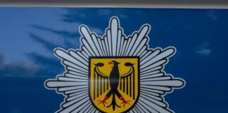 Auf einem Gelände der Bundespolizei in Potsdam protestierte eine Gruppe gegen Zurückweisungen von Asylsuchenden an den deutschen Außengrenzen. (Symbolbild) 