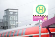 Statt Zügen rollt seit Freitag ein umfangreicher Ersatzverkehr mit Bussen entlang der Bahnstrecke Hamburg-Berlin.