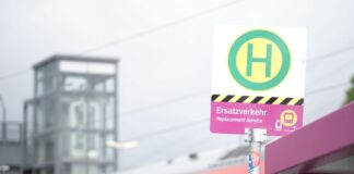 Statt Zügen rollt seit Freitag ein umfangreicher Ersatzverkehr mit Bussen entlang der Bahnstrecke Hamburg-Berlin.