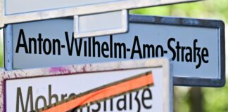 An einigen Straßenecken hängen bereits die Schilder mit dem neuen Straßennamen für die bisherige Mohrenstraße.
