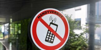 In Berlin gibt es kein landesweites Handyverbot - die Schulen können sich aber für eine solche Regelung entscheiden. (Archivbild)