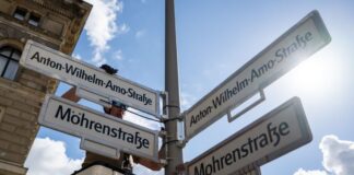 Nach einem juristischen Hin und Her am Freitag kann die Mohrenstraße an diesem Samstag wie geplant umbenannt werden.