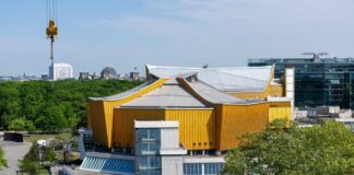 Die Berliner Philharmonie startet in die neue Spielzeit - mit Neuheiten und Bewährtem (Archivbild).