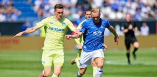 Herthas Niklas Kolbe (l) und Darmstadts Isac Lidberg kämpfen um den Ball.