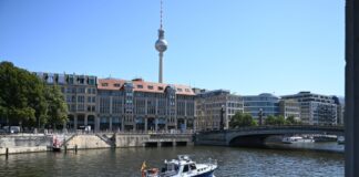 Ein Wasserschutzpolizeiboot patrouilliert auf der Spree. (Archivbild) 