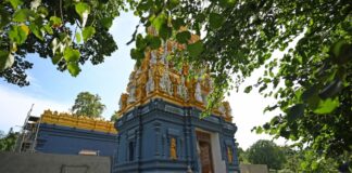 Von außen ist der Hindutempel schon fast fertig. (Archivbild)