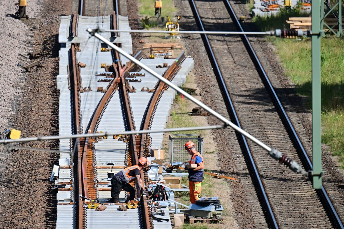 Generalsanierung Bahnstrecke Hamburg - Berlin Bei der Generalsanierung zwischen Hamburg und Berlin wird schon an neuen Weichen gearbeitet. Teils wurden sie vor Beginn der Sperrung vormontiert.