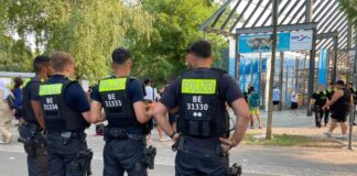 In einigen Bädern steht die Polizei präventiv vor dem Bad (Archivbild).