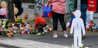 Eine Mahnwache findet nach dem Tod eines Zweijährigen auf einem Zebrastreifen in Lichtenberg an der Unfallstelle statt.