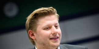 Comedian und Satiriker Sebastian Hotz alias El Hotzo beim Prozess in Berlin. (Archivbild) 