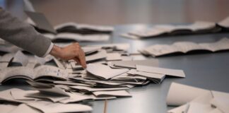 Wahlhelfer und Wahlhelferinnen zählen unter anderem Stimmzettel. (Symbolbild)