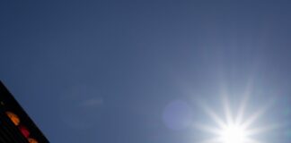 Die Sonne scheint auf Berlin und Brandenburg und bringt hohe Temperaturen mit sich. (Symbolbild)