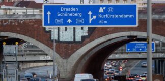 Die Sperrung der A100 im Berliner Westen führt einer Umfrage zufolge zu Verkehrsverlagerungen. (Archivbild)