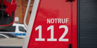 Feuerwehrleute haben in Hellersdorf einen Menschen aus einer brennenden Wohnung gerettet. (Symbolbild)