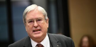 Brandenburgs Ex-Wirtschaftsminister Steinbach will eine Beratertätigkeit bei einer Anwaltskanzlei aufnehmen. Es wird geprüft, ob Interessenkonflikte bestehen. (Archivbild)